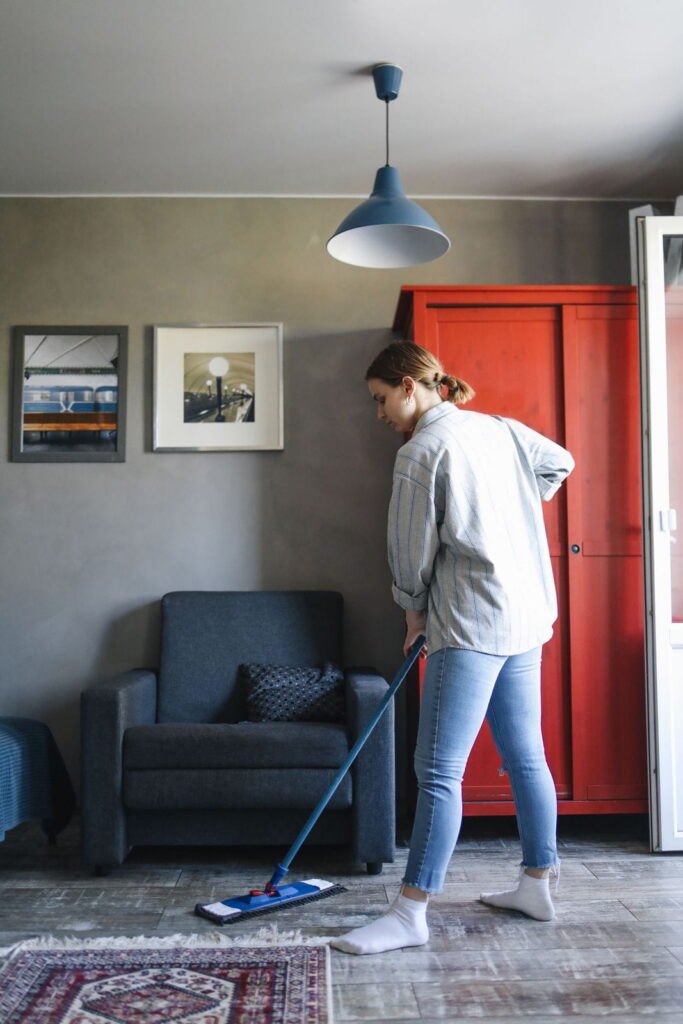Person som moppar golvet i ett hem